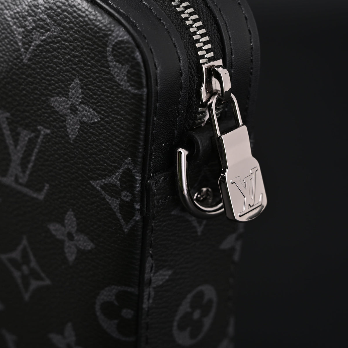 Louis Vuitton Discovery Pochette MM – Monogram Eclipse